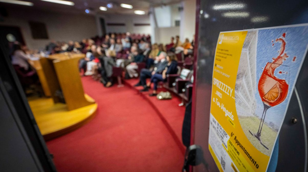 Sprizzzzzy…amoci! Guardi la TV o ti fai guardare? Sesto appuntamento dedicato alla Comunità universitaria